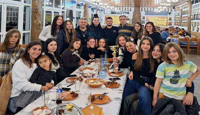 οι πρωταθλήτριες στην ταβέρνα ‘Μιμάκος’