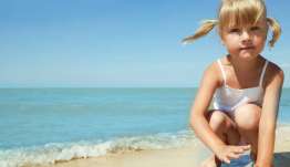 Καύσωνας: Προσοχή στα μικρά παιδιά - Πώς να τα προστατεύσετε από τη ζέστη