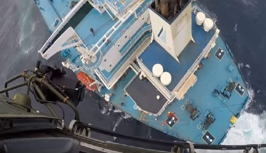 Η συγκλονιστική διάσωση Έλληνα καπετάνιου στις Αζόρες – Αντιμέτωπο με κύματα 12 μέτρων το πλοίο [βίντεο]
