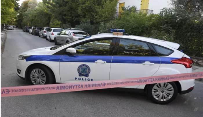 Ταμπουρωμένος στο κτίριο ο ένοπλος στην Γλυφάδα που άνοιξε πυρ σε ναυτιλιακή - Αναφορές για έναν νεκρό και δύο τραυματίες