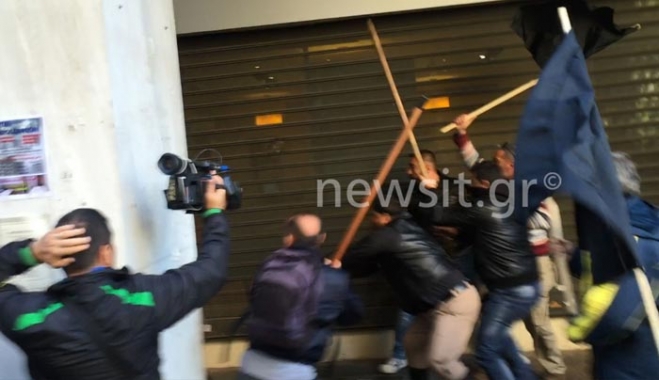 Άγριο ξύλο και χημικά αγροτών με ΜΑΤ! Σπάνε τις κλούβες με τις κατσούνες, καίνε κάδους (βίντεο)