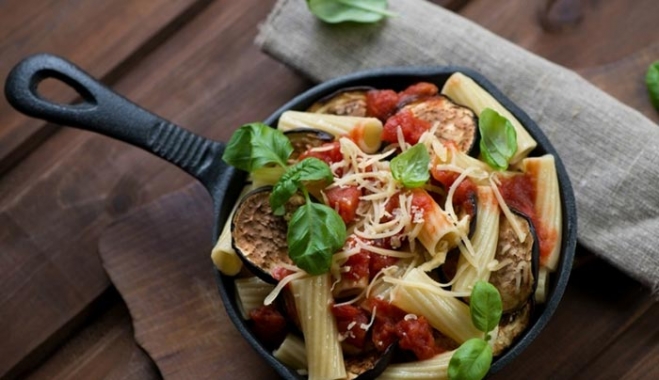 Pasta melanzane medideraneo ολικής με φέτα και φρέσκια ντομάτα