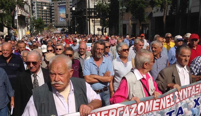 Ψέκασαν με χημικά τους συνταξιούχους (ΒΙΝΤΕΟ)