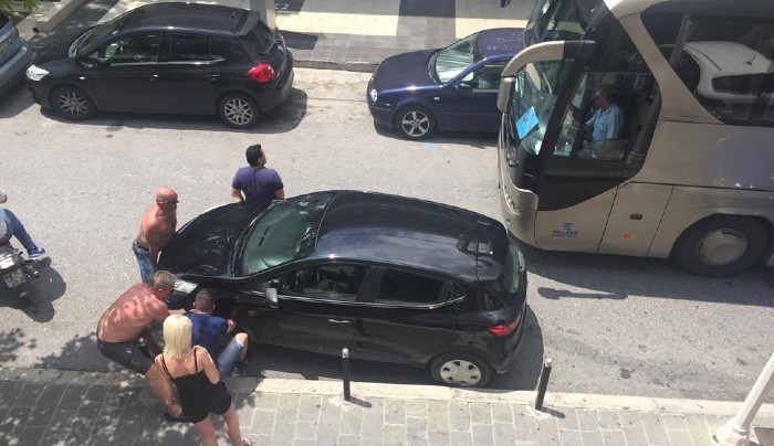 Οι τουρίστες σήκωσαν με τα χέρια αυτοκίνητο για να περάσει το λεωφορείο