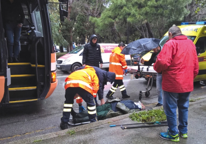 Στην εντατική στην Κρήτη, ο εργάτης καθαριότητας που τον παρέσυρε λεωφορείο του ΚΤΕΛ (video)