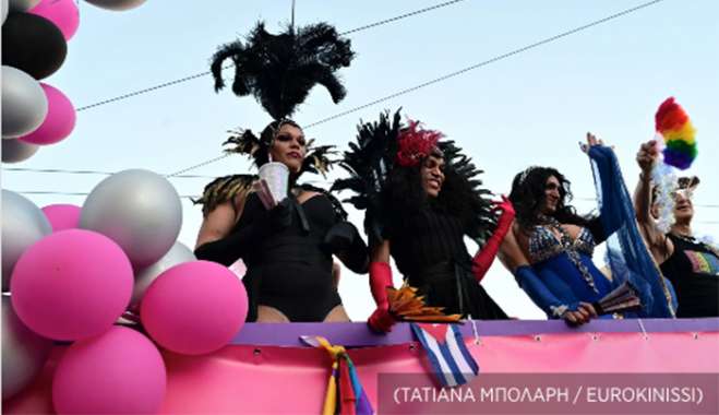 Athens Pride: Το «ένας νόμος δεν αρκεί» ακούστηκε στο Σύνταγμα (φωτογραφίες)