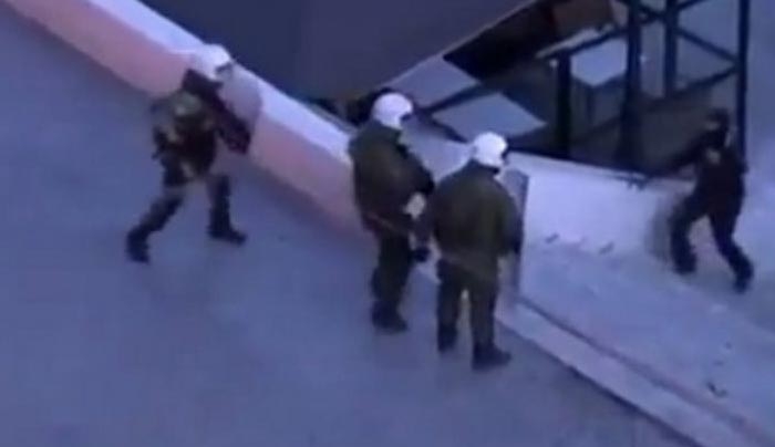 Αντιεξουσιαστής βγάζει την κουκούλα μπροστά στα ΜΑΤ-ΒΙΝΤΕΟ