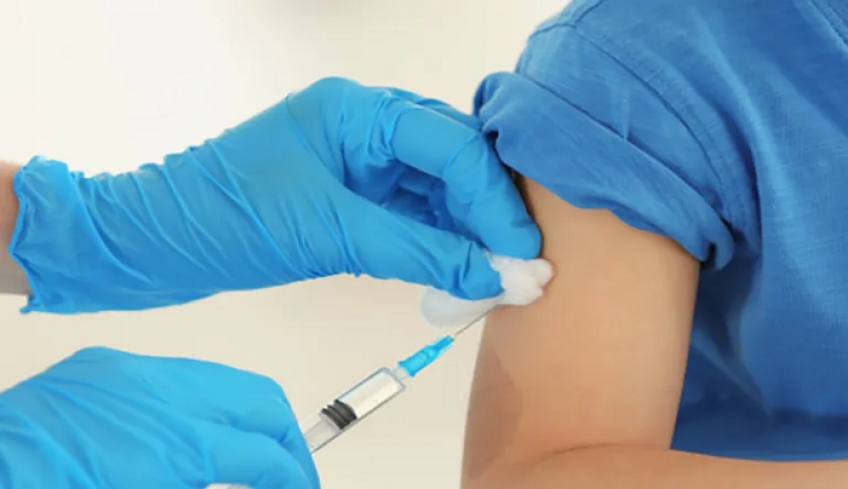 Γιατί νοσούν και οι εμβολιασμένοι: Πώς το εξηγούν Δημόπουλος και Μαγιορκίνης