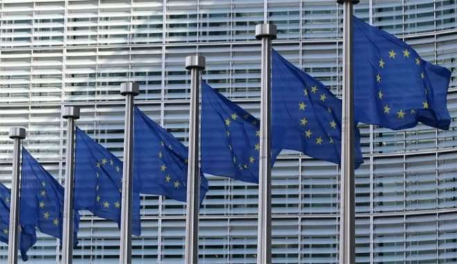Η ευρωπαϊκή «γκρίνια» έφερε «βουτιά» του ευρώ στον απόηχο της συμφωνίας ΗΠΑ - ΕΕ