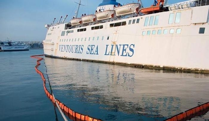 Ξεκίνησαν οι εργασίες ανέλκυσης του «Παναγία Τήνου» από το λιμάνι του Πειραιά