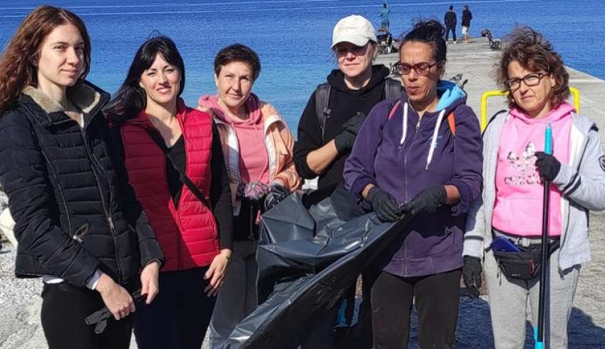 Εθελοντές συλλόγων και κολυμβητές ανοιχτής θαλάσσης καθάρισαν κεντρική παραλία της Ρόδου