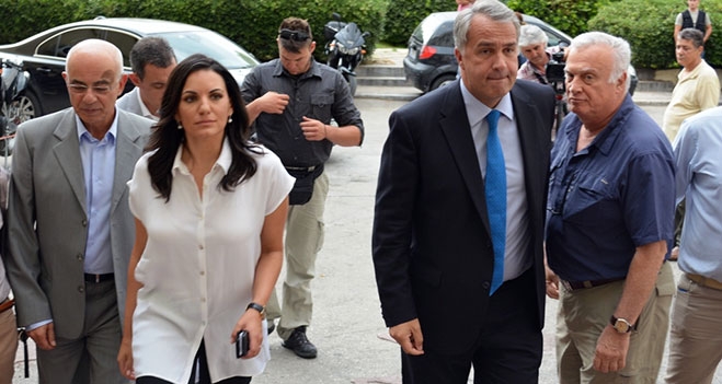 Επίσκεψη υπουργών στον τουρίστα που τραυματίστηκε στη συμπλοκή Μαζιώτη