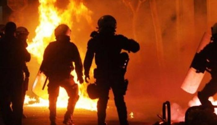 Επίθεση 80 ατόμων με βόμβες μολότοφ σε διμοιρία των ΜΑΤ
