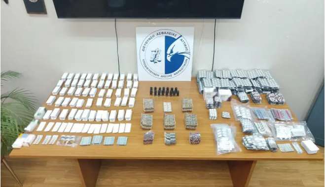 Συνελήφθη 43χρονος αλλοδαπός, στην κατοχή του οποίου βρέθηκαν περισσότερα από -10.500- ναρκωτικά και φαρμακευτικά δισκία καθώς και ιατρικές συνταγές άλλων προσώπων