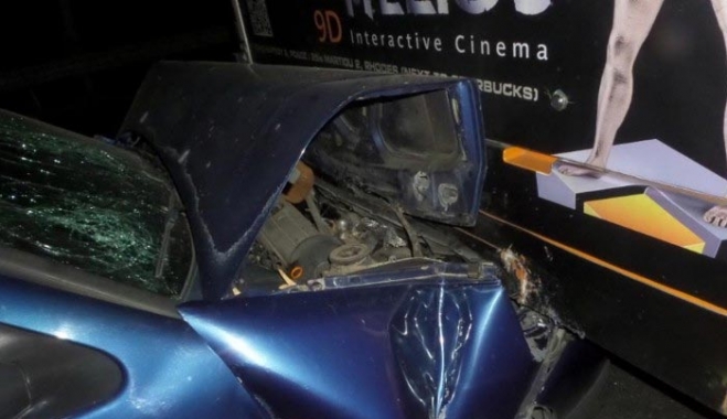 Ι.Χ. «καρφώθηκε» πάνω σε λεωφορείο στην Κάλαθο (φωτορεπορτάζ)