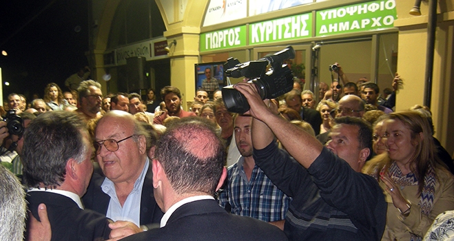 ΤΩΡΑ: Φωτό από το εκλογικό κέντρο του Γ.Κυρίτση (foto-video)