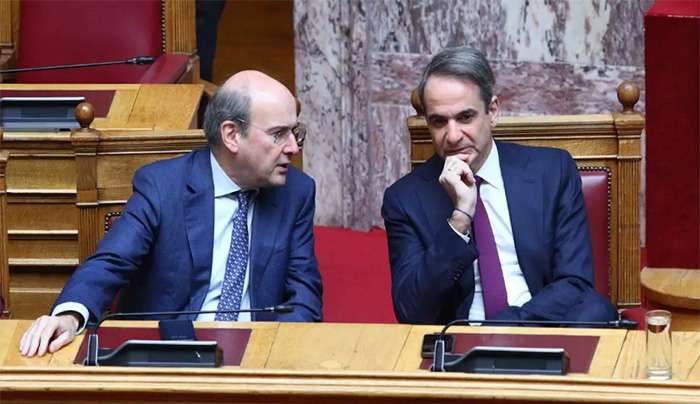 O Κωστής Χατζηδάκης (αριστερά) με τον Κυριάκο Μητσοτάκη (δεξιά), Πηγή φωτογραφίας, ΓΙΑΝΝΗΣ ΠΑΝΑΓΟΠΟΥΛΟΣ / EUROKINISSI