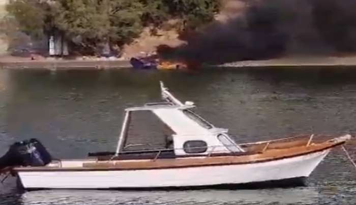 Λέρος: 20 άτομα αποβιβάστηκαν σε παραλία και μετά έβαλαν φωτιά στη λέμβο – Δυο συλλήψεις