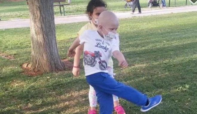 Συγκινεί το πανελλήνιο ο 6χρονος Κωστάκης που δίνει μάχη να κρατηθεί στη ζωή