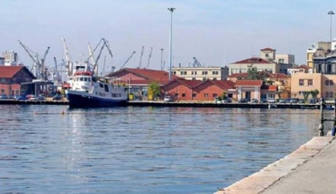 Πλοιάριο προσέκρουσε στα βράχια και «εγκλώβισε» 100 Έλληνες στα τουρκικά παράλια