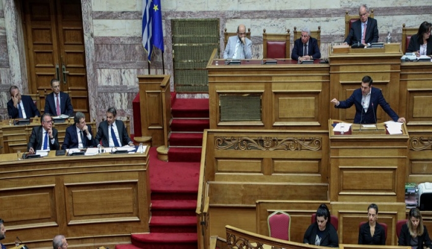 «Όσοι προσβάλουν τη χώρα δεν έχουν θέση εδώ» – Κόντρα Μητσοτάκη-Τσίπρα στη Βουλή για το άσυλο