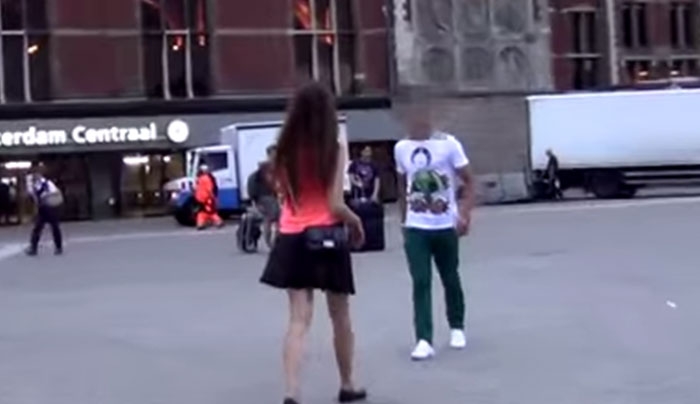 Κοπέλα σταματά στον δρόμο κόσμο και ζητά σεξ! (Βίντεο)