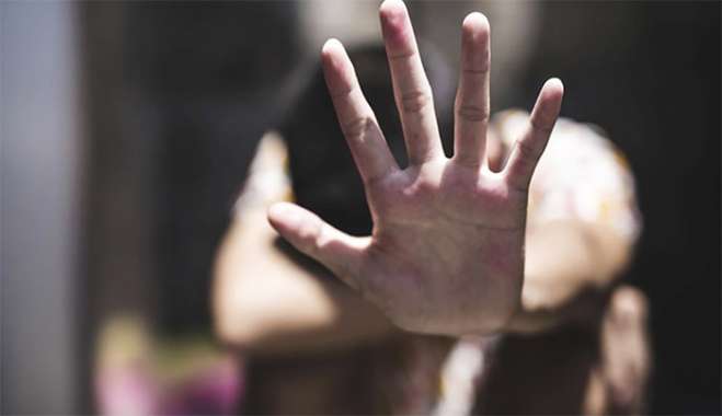 Πα(τέρας) εξωθούσε στην πορνεία την ανήλικη κόρη του για 5 ευρώ!