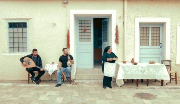 Viral το βίντεο με την Κρητικιά γιαγιά που... κυνηγάει δρομείς για να τους κεράσει πίτα [βίντεο]