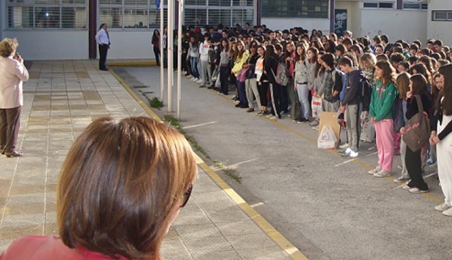 Να καταργηθεί η πρωινή προσευχή στα σχολεία, προτείνει η νεολαία του ΣΥΡΙΖΑ!