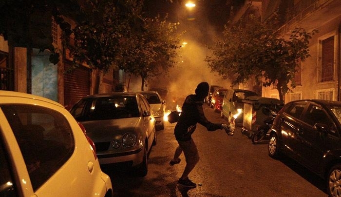 Νύχτα έντασης στην Πατησίων: Μολότοφ και φωτιές από κουκουλοφόρους