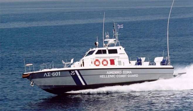 Επιχείρηση του Λιμενικού μετά από ανατροπή βάρκας με παράνομους μετανάστες στη Λέσβο - Έχουν διασωθεί 23 άτομα