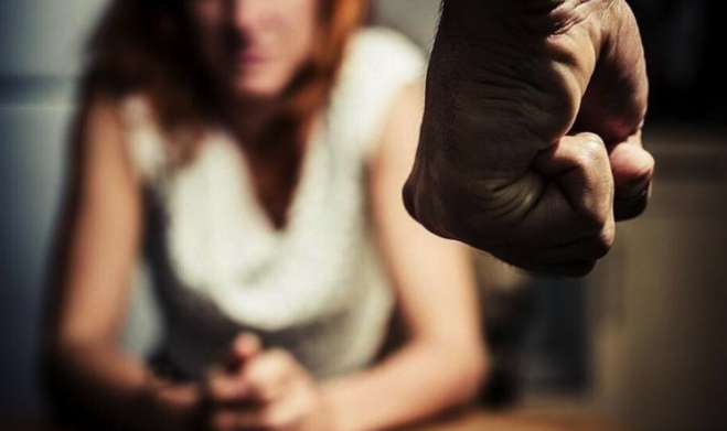 Λαμία: Αστυνομικός πλάκωσε στο ξύλο τη σύζυγο και τον εραστή της - Τους «τσάκωσε»