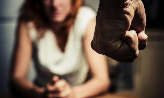 Λαμία: Αστυνομικός πλάκωσε στο ξύλο τη σύζυγο και τον εραστή της - Τους «τσάκωσε»