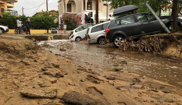 Εικόνες καταστροφής από την κακοκαιρία – Η φονική «μέδουσα» άφησε πίσω της συντρίμμια