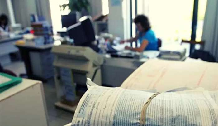 Από "κόσκινο" όλες οι εφορίες της χώρας: Το σκάνδαλο στη ΔΟΥ Χαλκίδας ανοίγει τον ασκό - Απίστευτοι διάλογοι της διευθύντριας με λογιστή
