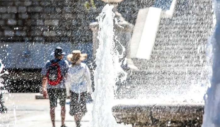 Καιρός σήμερα: Θερμή εισβολή με θερμοκρασίες έως 30 βαθμούς Κελσίου – Αφρικανική σκόνη και 8 μποφόρ