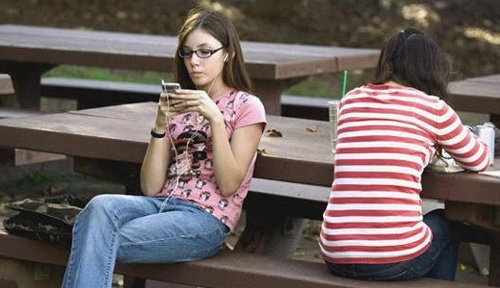 Τα social media προκαλούν κατάθλιψη -Τι ψευδαισθήσεις δημιουργούν