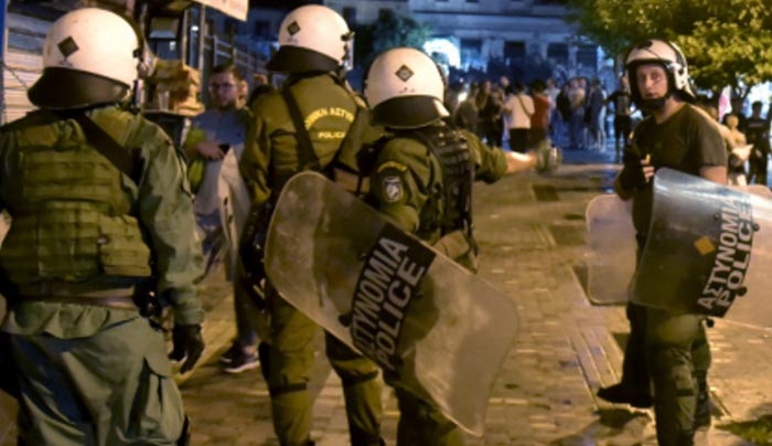 Σοβαρά επεισόδια από αντιεξουσιαστές – Διέλυσαν καταστήματα στην Ερμού [εικόνες &amp; βίντεο]