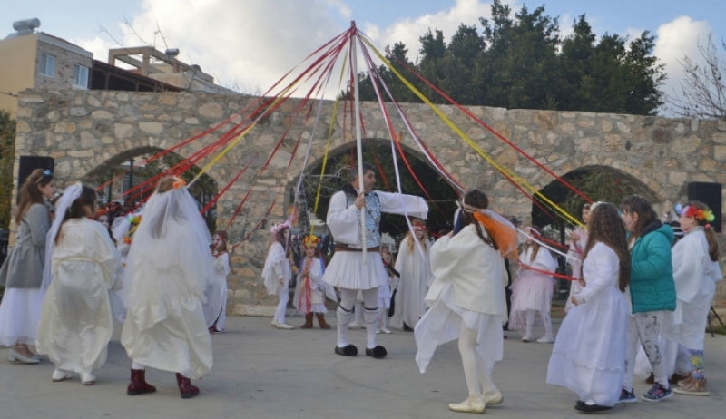 ΜΕ ΣΕΡΓΙΑΝΙ ΚΑΙ ΑΠΟΚΡΙΑΤΙΚΑ ΔΡΩΜΕΝΑ ΣΤΟ ΖΗΠΑΡΙ ΥΠΟΔΕΧΘΗΚΑΝ ΤΙΣ ΑΠΟΚΡΙΕΣ Ο Μ.Π.Σ &quot;ΘΕΟΚΡΙΤΟΣ&quot; (βίντεο)