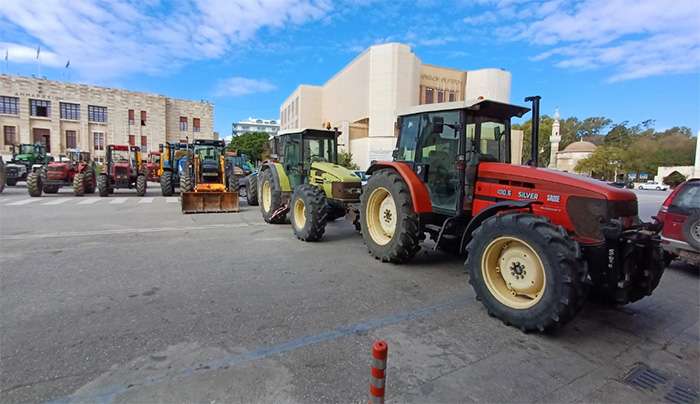 Αμετακίνητοι στις θέσεις τους δηλώνουν οι αγρότες της Ρόδου