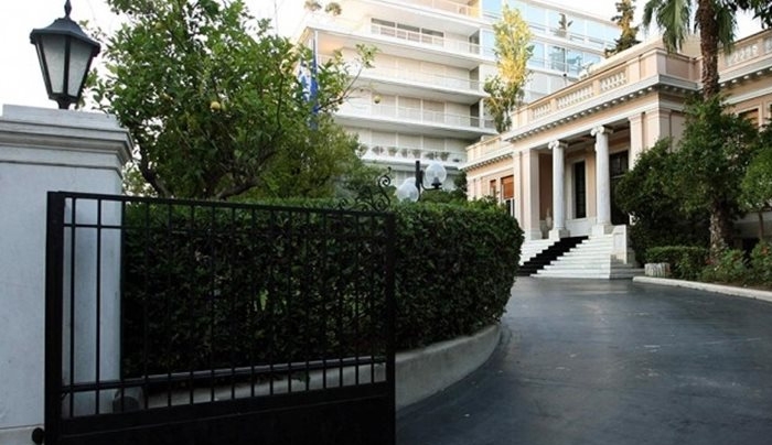 Κυβέρνηση: Επιμένει στις «κόκκινες» γραμμές, απειλεί με δημοψήφισμα