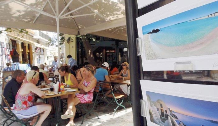 Απόβαση εφοριακών σε τουριστικά νησιά