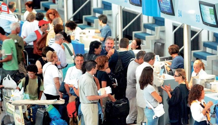 Αποτελειώνει τα νησιά ο «κόφτης» στις άγονες αερογραμμές