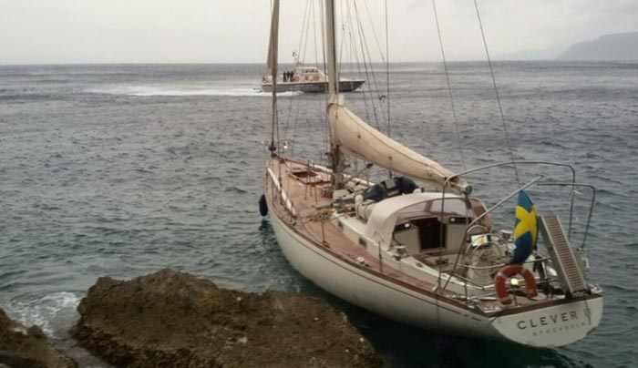Διάσωση κυβερνήτη ιστιοφόρου από τους λιμενικούς της Σύμης με ανέμους 9 μποφόρ