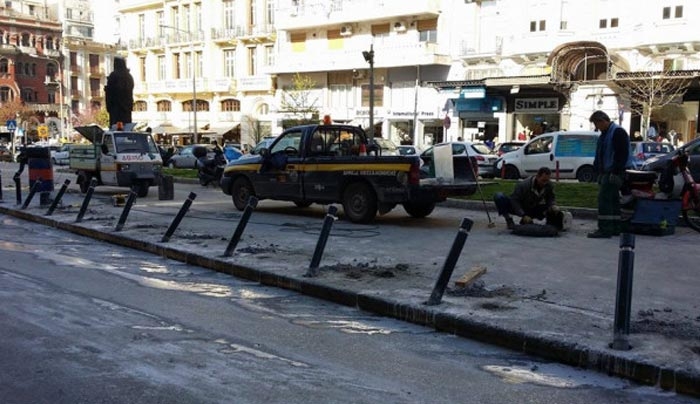 Θεσσαλονίκη: Το λάθος που έφερε ''κράξιμο'' στο διαδίκτυο - Τα κολωνάκια δεν μπήκαν σωστά [φωτό]
