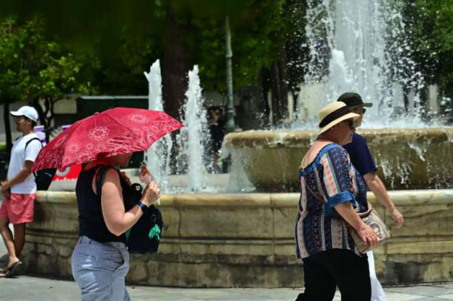 Καιρός: Σε κλοιό καύσωνα όλη η χώρα – Στους 44 βαθμούς Κελσίου η θερμοκρασία, πού θα κλείσουν τα σχολεία, τηλεργασία στο δημόσιο