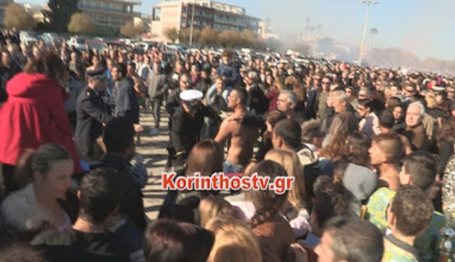 Θλιβερές εικόνες! Ξύλο στο Κιάτο για το ποιός έπιασε τον Τίμιο Σταυρό