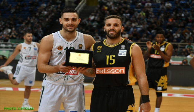 Παναθηναϊκός-ΑΕΚ: Συγκινητικές στιγμές στο ΟΑΚΑ – Ο Παπαπέτρου βράβευσε τον Παππά που καταχειροκροτήθηκε