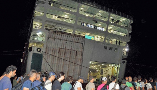 Συνοδευτικά έγγραφα με «ασάφειες» στη κατοχή προσφύγων που φτάνουν από τα νησιά στον Πειραιά