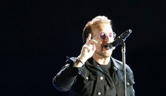 Οι U2 διέκοψαν τη συναυλία τους - H στιγμή που o Bono «χάνει» τη φωνή του (video)